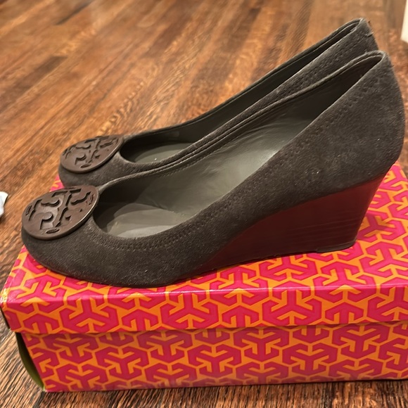 Tory Burch Sally wedge grey suede low heel - Picture 3 of 6